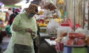 Đà Nẵng: Bi hài chuyện người dân trùm áo mưa khi đi chợ giữa cái nắng 37 độ C