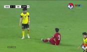 Hành động 'tình thương mến thương' giữa cầu thủ Malaysia và Duy Mạnh sau pha va chạm