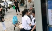 Cặp học sinh cấp 2 có hành động 'phản cảm' tại trạm xe buýt khiến nhiều người khó chịu