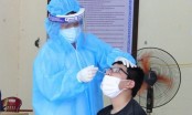 Thanh Hóa: Nhân viên y tế dùng 1 que tăm bông lấy mẫu test Covid-19 cho nhiều người