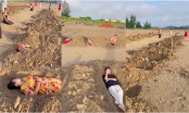 Clip: Nhóm du khách đào hàng chục hố cát trên bãi biển rồi nằm xuống như huyệt mộ