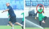 Cười vỡ bụng khoảng khắc HLV Park Hang Seo hoảng hốt bỏ chạy khi bị vòi nước “tấn công”