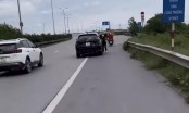 Clip: Người phụ nữ 'đu' trên ô tô đang chạy tốc độ cao trên cầu Thanh Trì, nghi do đánh ghen