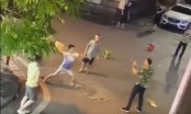 Clip: Khách Tây bị hành hung bằng chai bia, ghế nhựa ở phố cổ Hà Nội
