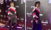 MONO gây tranh cãi với outfit “siêu nhân hồng” trên thảm đỏ, netizen: Đổi stylist dùm má ơi