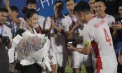 Viettel vô địch V.League 2020, đội trưởng Bùi Tiến Dũng mang nhẫn kim cương cầu hôn Khánh Linh ngay trên bục nhận thưởng