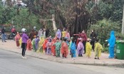 Xót xa mùa dịch: 75 trẻ mầm non mặc áo mưa đi cách ly tập trung