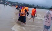 Bão số 5 ập tới, người dân miền Trung lao đao vì nhiều khu vực chìm trong lũ