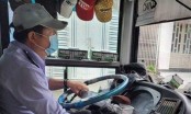 Hình ảnh đẹp 20/10: Tài xế xe bus tự bỏ tiền túi mua hoa tặng hành khách nữ