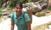 Cô giáo băng rừng, vượt suối cõng trên vai hàng chục kg thực phẩm giúp học trò