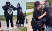 Thiếu nữ bị nhóm bạn ép quỳ gối, túm tóc đánh hội đồng giữa đường và quay clip mua vui