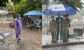Hà Nội: Hình ảnh các cán bộ chiến sĩ kiên trì đứng bám chốt dưới cơn mưa tầm tã khiến nhiều người xúc động