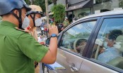 Đồng Nai: Không xuất trình được Giấy đi đường, Thanh tra Sở Tài nguyên và Môi trường cố thủ trong ô tô