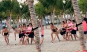Clip: Nhóm nữ 'cởi đồ' chơi team building ở bãi biển Hạ Long gây tranh cãi