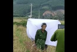 Bắc Giang: Cán bộ mang máy ảnh ra giữa cánh đồng làm CCCD cho người lang thang