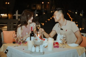 Tạm biệt năm 2021, Thành Chung khoe ảnh cầu hôn bạn gái Tố Uyên