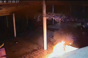Clip: Ngôi nhà ở Bình Định bị ném “bom xăng” sau khi con rể cũ nhắn tin đe doạ