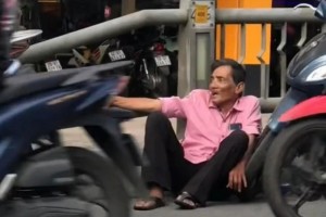 Hình ảnh Thương Tín ngồi thất thần trên vệ đường gây xôn xao mạng xã hội