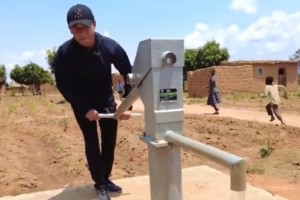 Quang Linh bàn giao giếng nước sạch cho bản làng khó khăn ở Angola: Người trẻ nhưng nhân cách vĩ đại