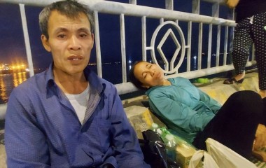 Xót xa cặp vợ chồng già quê Nghệ An ngồi chờ xác con trai nhảy cầu nổi lên vì không có tiền thuê người trục vớt thi thể