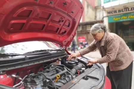Bà lão kỳ dị hơn 50 năm nằm gầm xe, sửa ô tô bất kể ngày đêm ở Hà Nội