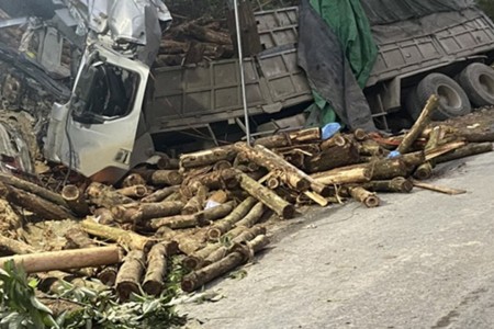 Lật xe chở keo ở Thanh Hóa: 7 người tử vong trong đêm