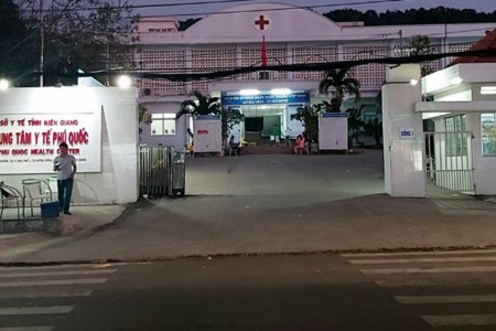 Phú Quốc: 26 người tiếp xúc gần với hai bệnh nhân mắc COVID-19 được đưa đi cách ly tập trung
