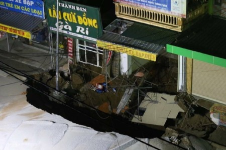 Hà Nội: Xuất hiện hố tử thần kéo sụt sàn nhà dân, sơ tán khẩn cấp 20 hộ dân xung quanh