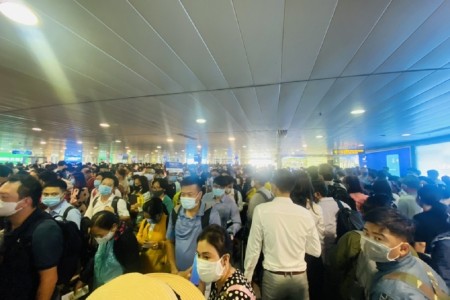 'Choáng' với cảnh hàng ngàn hành khách xếp hàng chờ soi chiếu, sân bay Tân Sơn Nhất ùn tắc vì quá đông