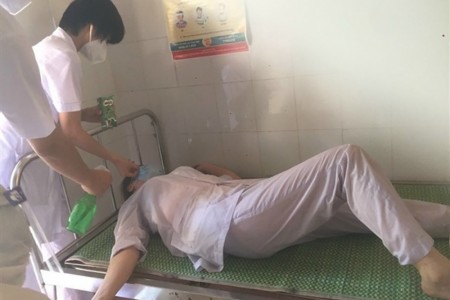 Bắc Ninh: Kiệt sức vì chống dịch COVID-19, nhân viên y tế ngất xỉu trong lúc làm việc