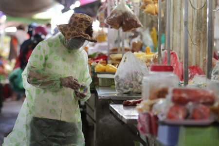 Đà Nẵng: Bi hài chuyện người dân trùm áo mưa khi đi chợ giữa cái nắng 37 độ C