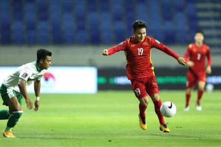 Tấm thẻ vàng khiến tiền vệ Quang Hải không được dự trận đấu với Malaysia