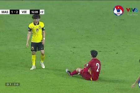 Hành động 'tình thương mến thương' giữa cầu thủ Malaysia và Duy Mạnh sau pha va chạm