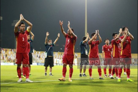 Đội tuyển Việt Nam cảm ơn người hâm mộ trên sân Zabeel: Hình ảnh ấm lòng khép lại hành trình lịch sử
