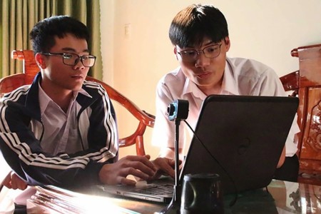 Chân dung hai học sinh chế tạo máy giám sát người đeo khẩu trang