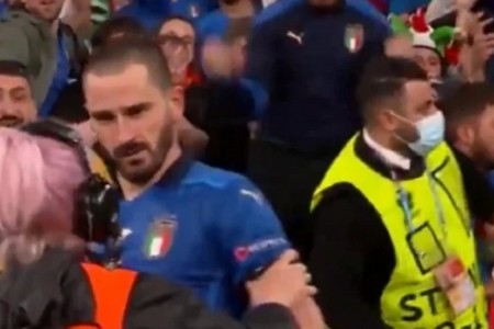 Tuyển thủ Italy bị nhân viên an ninh đẩy khỏi sân vì ăn mừng sau chiến thắng?