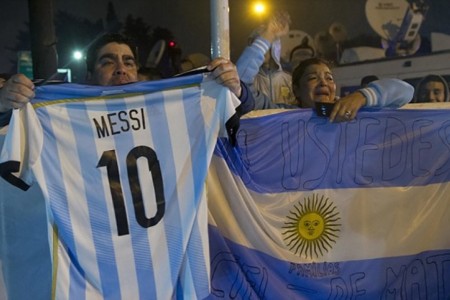 Lionel Messi được phen hú vía trước sự manh động của các CĐV