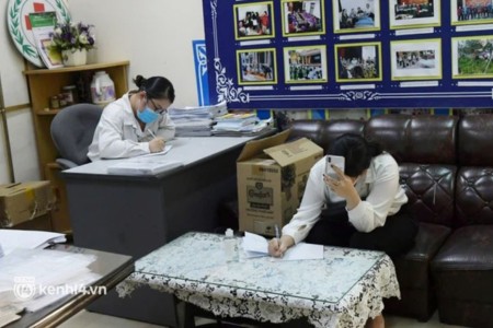 3 cô gái ở Hà Nội xuất trình giấy thông hành của công ty cầm đồ rồi nhận kết đắng
