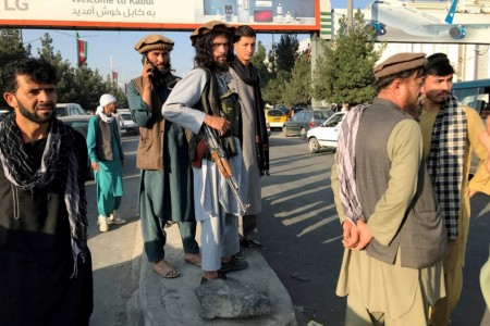 Quân Taliban chơi xe điện đụng, cưỡi ngựa gỗ, tập gym tại Kabul, Afghanistan