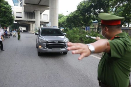 Hà Nội: Thanh niên lái ô tô hất văng cán bộ chốt kiểm dịch lên nắp capo