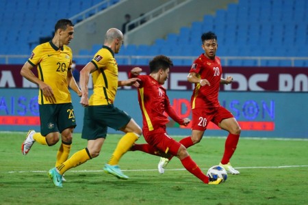 Việt Nam vs Australia: Vì sao Việt Nam không được hưởng đá phạt dù bóng chạm tay cầu thủ Australia?