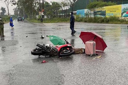 Hai người bị sét đánh tử vong khi đi xe máy trên đường