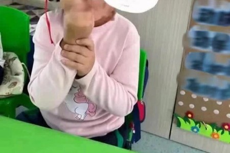 Cô giáo mầm non gây tranh cãi khi dạy học sinh giơ 'ngón tay thối'