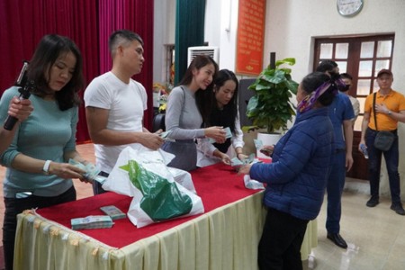 Vợ chồng Công Vinh - Thủy Tiên cứu trợ tại Nghệ An, tặng mỗi gia đình bao nhiêu tiền?