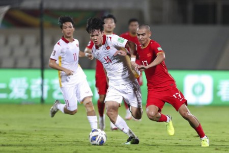 Clip 'ăn vạ' của cầu thủ Trung Quốc: Giây trước ôm chân đau đớn, giây sau đã bật dậy khi không có quả phạt