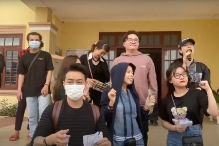 Fan 'đào' lại clip quẩy tưng bừng khi đi từ thiện của Nhật Kim Anh và Đại Nghĩa giữa ồn ào ăn chặn