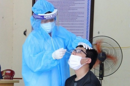 Thanh Hóa: Nhân viên y tế dùng 1 que tăm bông lấy mẫu test Covid-19 cho nhiều người