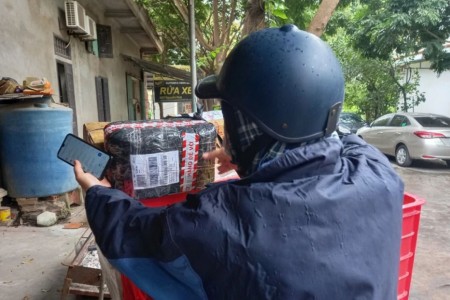 Vụ giết người phân xác ở Ninh Bình: Shipper bất ngờ khi đưa 5 lít axit tới nhà nghi phạm.