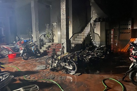Clip: Người phụ nữ đốt cháy nhà trọ tại phường Phú Đô khiến 1 người tử vong