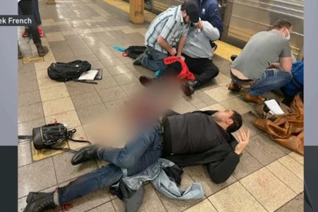 Nóng: Vụ xả súng bí ẩn tại ga tàu điện ngầm ở New York, nhiều người bị bắn trọng thương